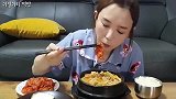 今天吃牛胸肉大酱汤，吃的津津有味