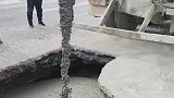 商砼车往深坑里，灌入水泥进行填补