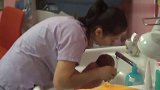 产科护士熟练地给新生婴儿洗澡，按这速度，一天能洗好多个