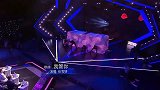 美女霸气演唱《我管你》，舞台秒变演唱会现场