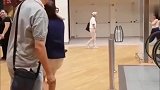 金毛不敢坐电梯，主人只好抱它，真是个大宝宝