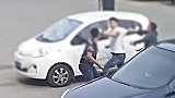 小孩乱跑险被撞车主爆粗口 家长“护犊”与其互殴双双被拘