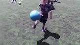 看外国小屁孩儿颠球 就知道制约我们足球水平的除了右脚还有左脚