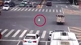 小女孩独自走入车流中