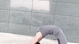 小姐姐脚踩恨天高下腰，下一秒让我开眼了