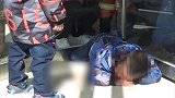 当心门“吃”人！双胞胎旋转门前嬉戏被卡腿 幸得消防员及时解救