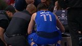 东契奇不慎压倒摄影师 比赛死球赶忙上前询问伤情