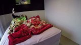 小伙带面具恶搞女友，把女友吓到了地上，不怕挨打吗？