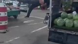 卖西瓜大爷轻松悬空睡绳上下绳自如，躺在绳上一动不动