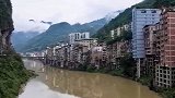 这座山是云南盐津县最窄小镇，住在峡谷之中，房子沿河而建！