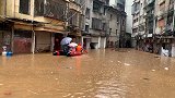 江西南昌强降雨引发内涝致村庄被淹 消防紧急营救受困村民