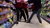 短剧；虎妞到超市看见巧克力不走了，妈妈提条件也想要，太搞笑了