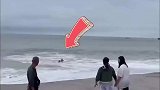 小情侣被海浪卷进海里，外地人不听劝
