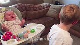妈妈让哥哥陪弟弟玩，接下来弟弟的举动，妈妈傻眼了