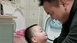 洗脚洗到宝宝心坎里，一直冲着老公喊爸爸，这小声音简直不要太甜