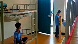 指导员查房时，学生的机智，让同学顺利逃了出去