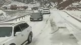 冰雪路面，大家都寸步难行，霸道却想掉个头！