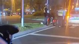 看热闹的人，最终自己却成了热闹