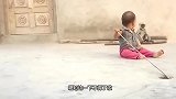 猴子把小女孩当自己的孩子，寸步不离还抱着她，太搞笑了！