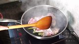 农村人的午餐，媳妇煮一盆酸菜鱼头汤，简单又美味