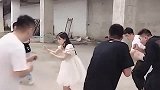 小伙子，这场面你背叛小姐姐，真不仗义啊！