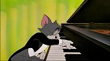 汤姆开始演奏钢琴，怎料杰瑞正在钢琴里睡觉，杰瑞要倒霉了