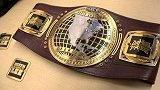 NXT第579期：实拍制作师修改北美冠军腰带 加入普里斯特专属铭牌