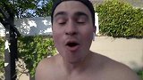 天真烂漫的小婴儿，被爸爸连小车抱了起来，真有爱！