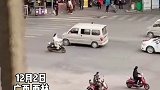 前男友结婚，女子马路中央拦停婚车：我不会和你分开的 前男友  婚车