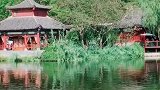 绿水无忧因风邹面，亭台无意倒立水中