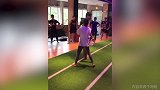 真的担心啊！怕这小伙子一脚踢到这个美女