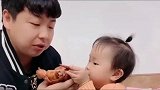 爸爸带娃不靠谱，自己在旁吃烤鸭，萌娃直接上嘴啃了