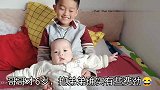 6岁哥哥一放学回来就抱起宝宝，萌娃开心的都不要妈妈了，真暖心
