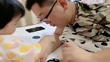 这小情人威慑力真大，眼前这一幕，妈妈都吃醋了！