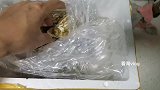 新鲜生蚝刚到，儿子切蒜头辣椒，看海直接放锅里蒸，味道还真不错