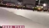 学校规定学生就餐时间仅20分钟，学生下课狂奔去食堂