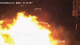 监拍四川一货车疲劳驾驶追尾瞬间 车头突然燃起数米高大火