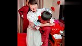 伴郎刚抱起来伴娘就出丑，你是第一次当伴郎吧，简直“笑死了”