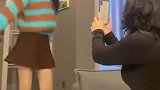 女子让妈妈帮忙拍视频，却记录下了妈妈看女儿时的甜蜜反应