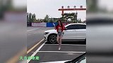 盘点牛人失手意外冥场面：秀技失手领盒饭，赶完吃席赶投胎