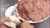 这包饺子的速度，没有个十年八年，是练不出来的！