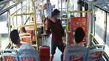 深圳男子找工作被骗情绪失控 拿灭火器猛砸公交车门