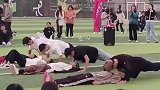 男生们参加俯卧撑比赛