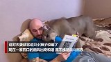 战斗民族的硬核宠物！俄罗斯男子搂美洲狮睡觉 日常举动令人咋舌