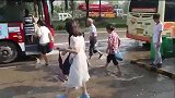 爆新鲜-20170906-毁三观！水管爆裂众人洗车老太洗澡