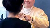 大哥蒙住脸给美女打拳，紧接着的是一顿爆肝拳