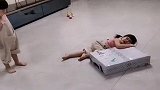 一到家看到这一幕，你们俩可真是我的小祖宗，这一幕咱也不敢问！