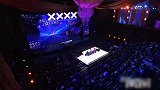 搞笑小伙台上演唱湖北神曲，旁边保镖抱着鸭子一动不动，笑坏全场