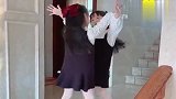 家里没有镜子的时候，双胞胎女儿还能这样做，差点以为看错了