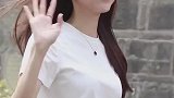 在杭州街头，无意间拍下的一幕，小姐姐的笑容子简直太迷人了！